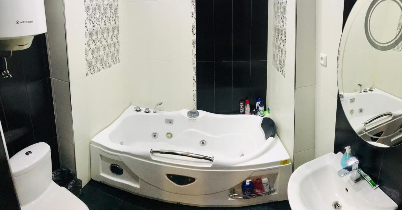 Luxury Apartment With Jacuzzi On Republic Square Yerevan Bagian luar foto