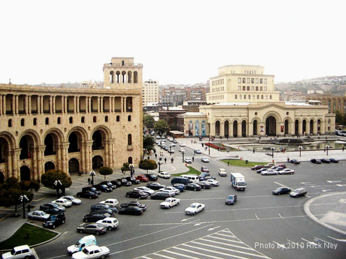 Luxury Apartment With Jacuzzi On Republic Square Yerevan Bagian luar foto