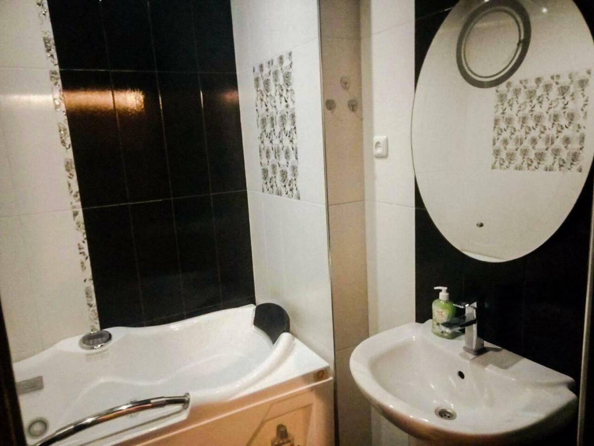 Luxury Apartment With Jacuzzi On Republic Square Yerevan Bagian luar foto